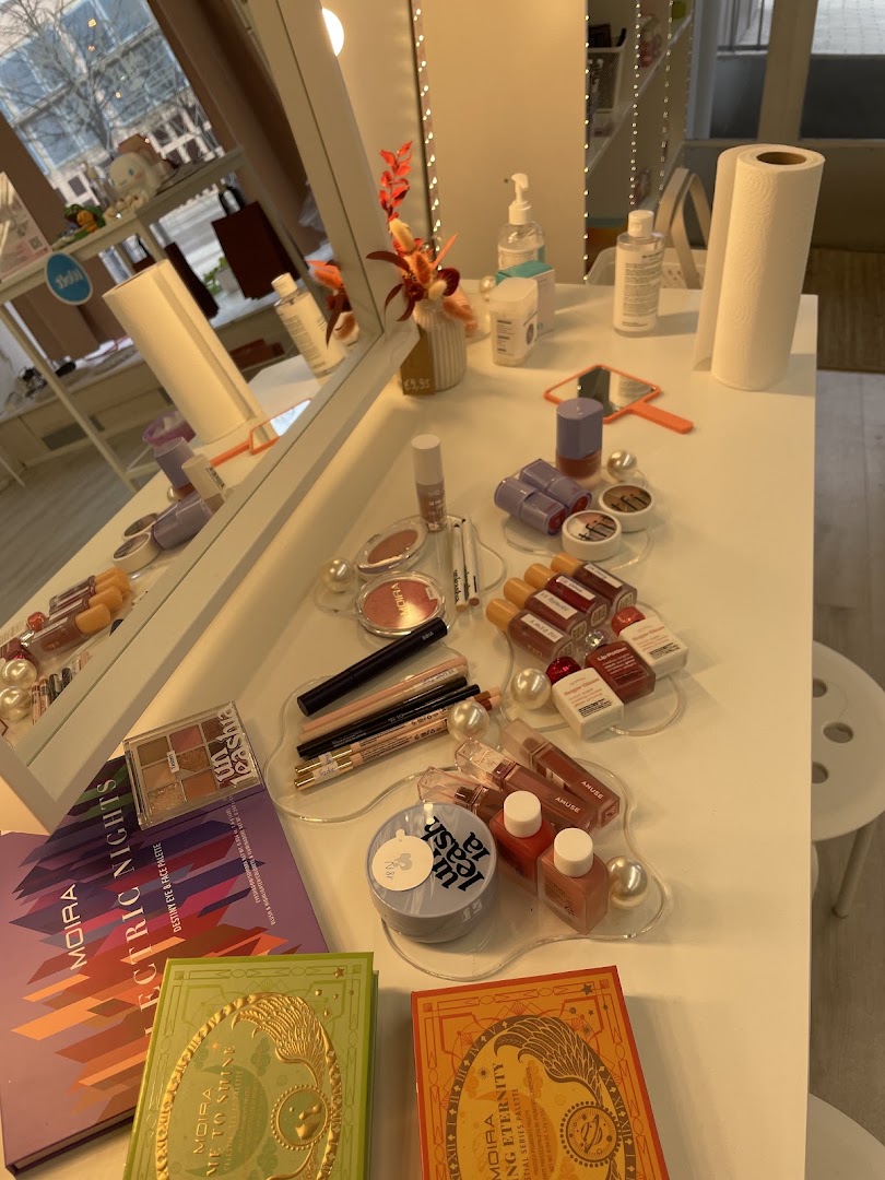 Areum Beauty: clear display of shop products