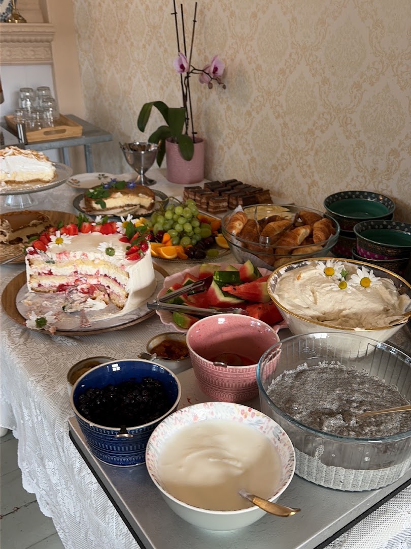 Hostel Cafe Huvila: appetizing breakfast buffet display
