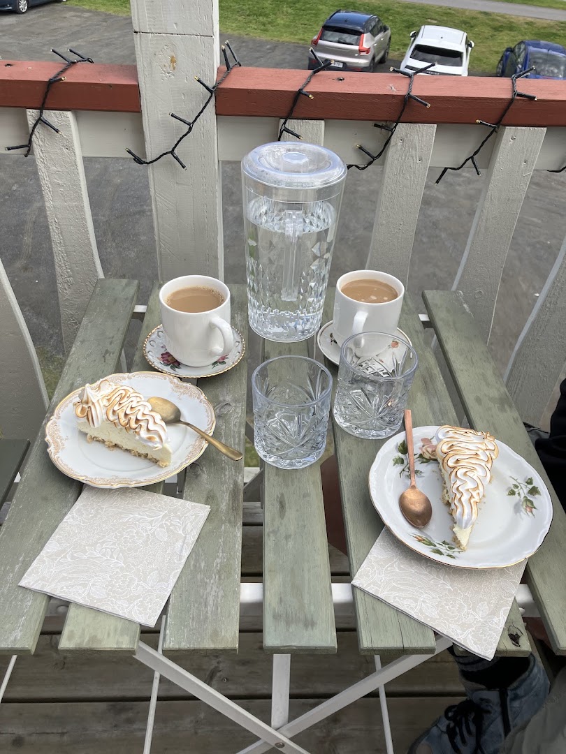 Hostel Cafe Huvila: appealing breakfast food and setting