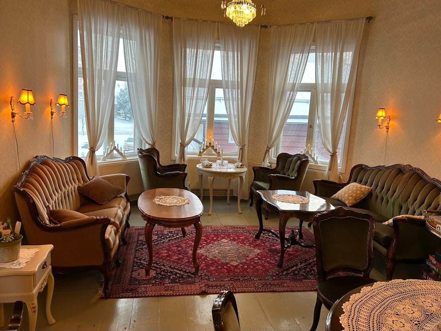 Hostel Cafe Huvila: inviting and cozy interior atmosphere