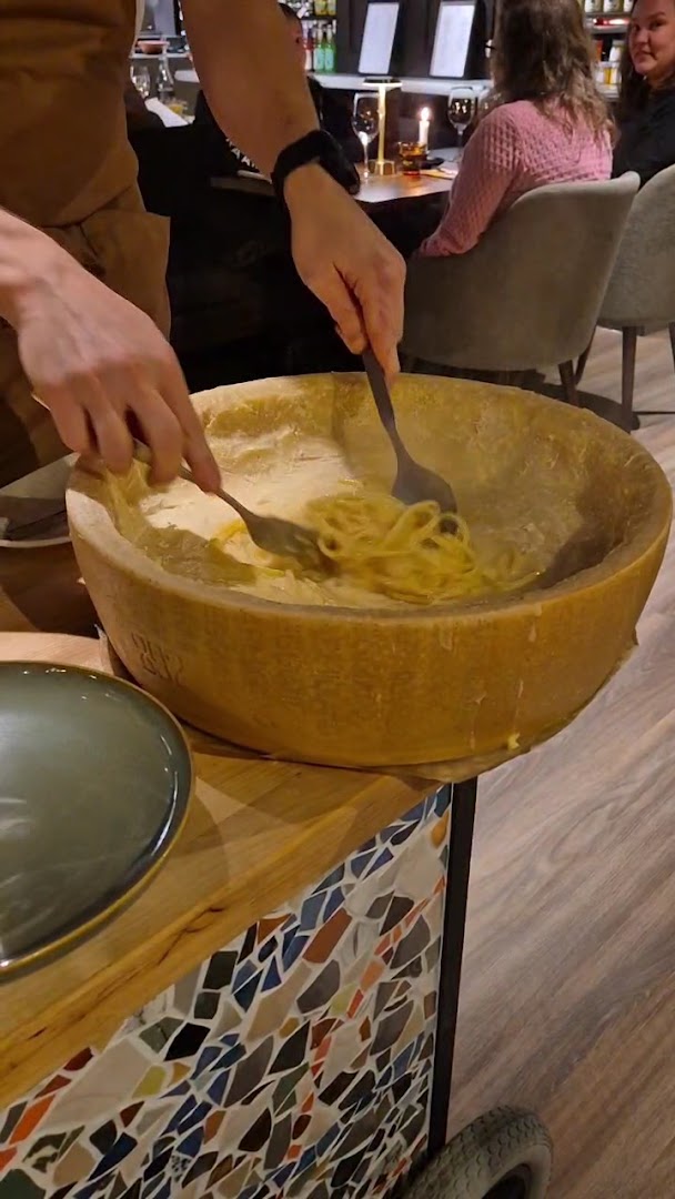 Il Puro: appetizing food preparation scene