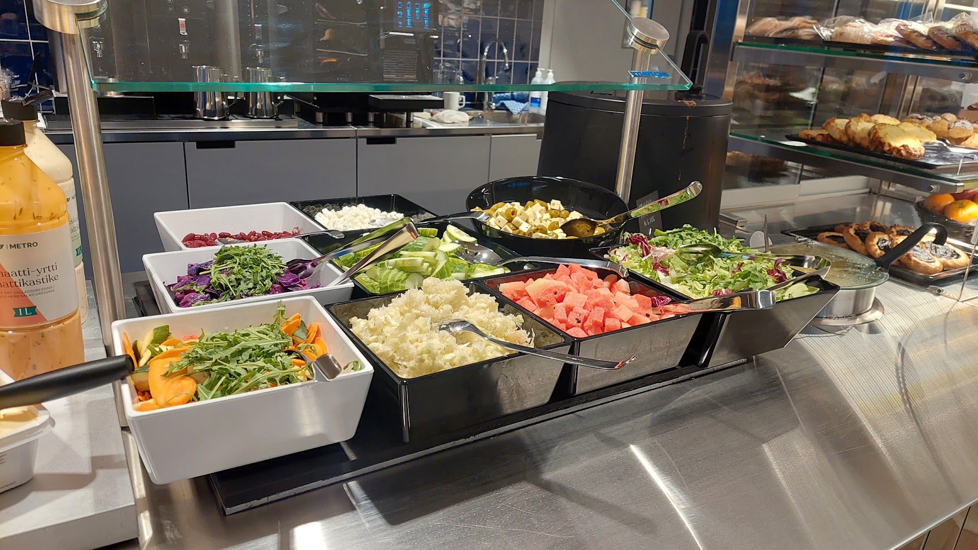 Kahvila Tarina: appetizing display of fresh food