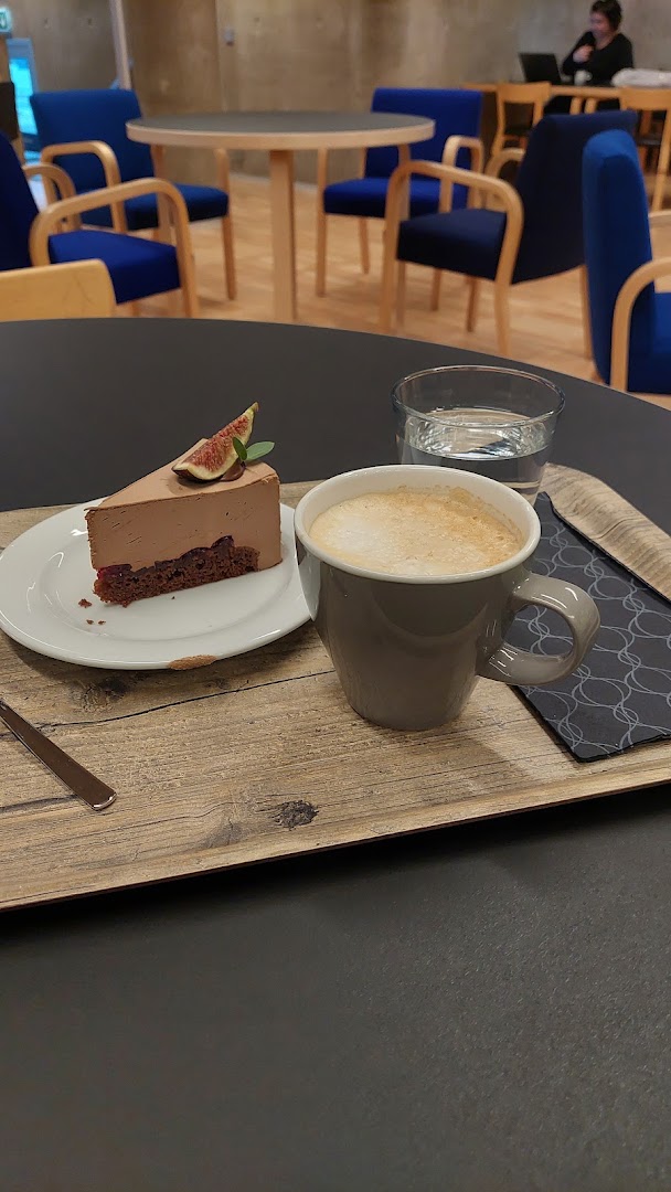Kahvila Tarina: appetizing food and drink presentation