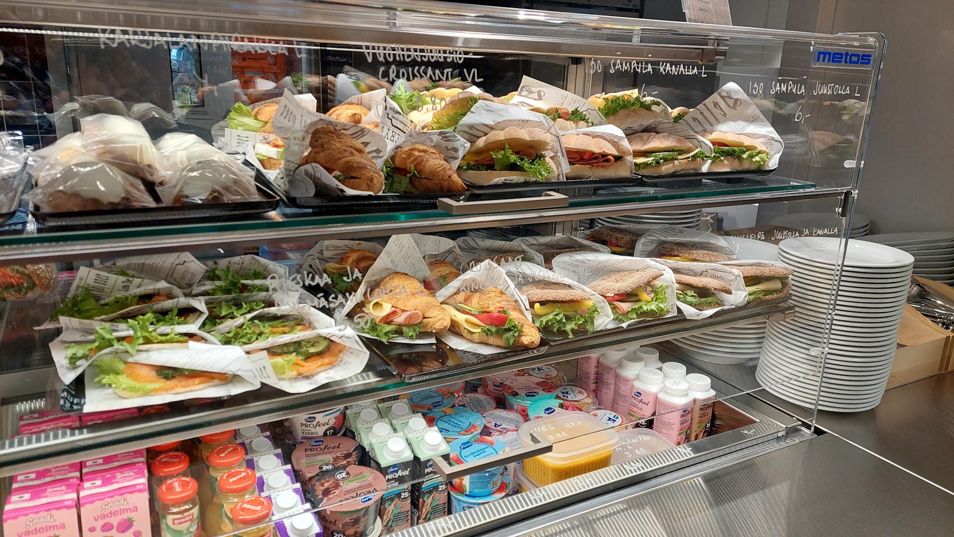 Kahvila Tarina: clear display of food items