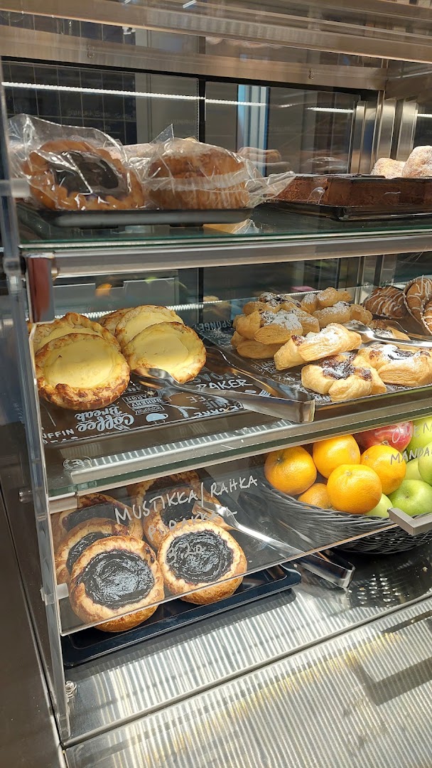 Kahvila Tarina: appetizing display of fresh pastries