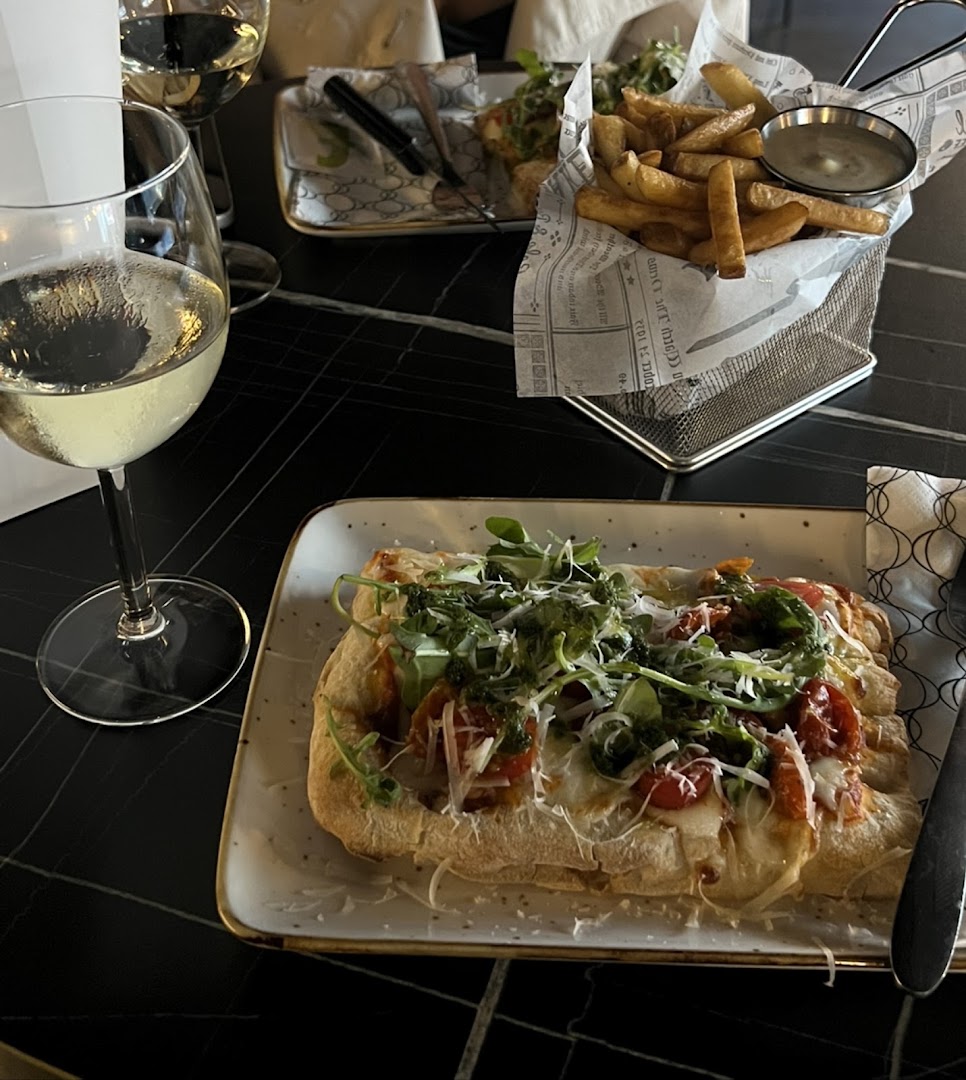 UP Bar & Lounge: appetizing food and drink presentation