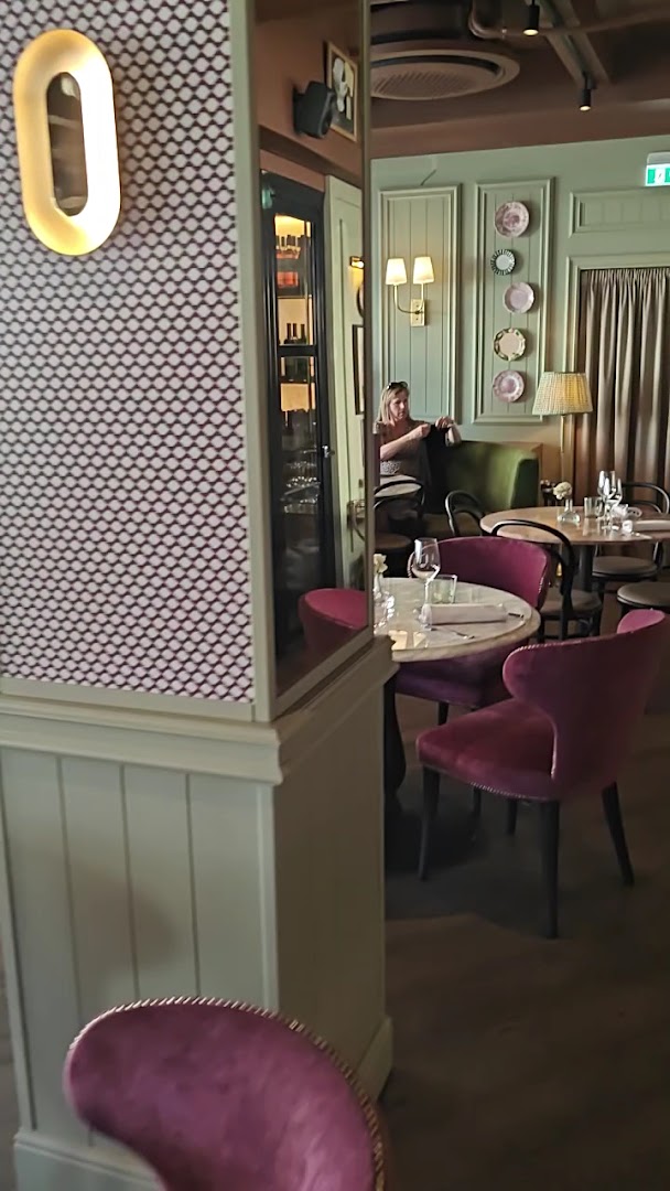 Brasserie Deux: inviting restaurant interior atmosphere