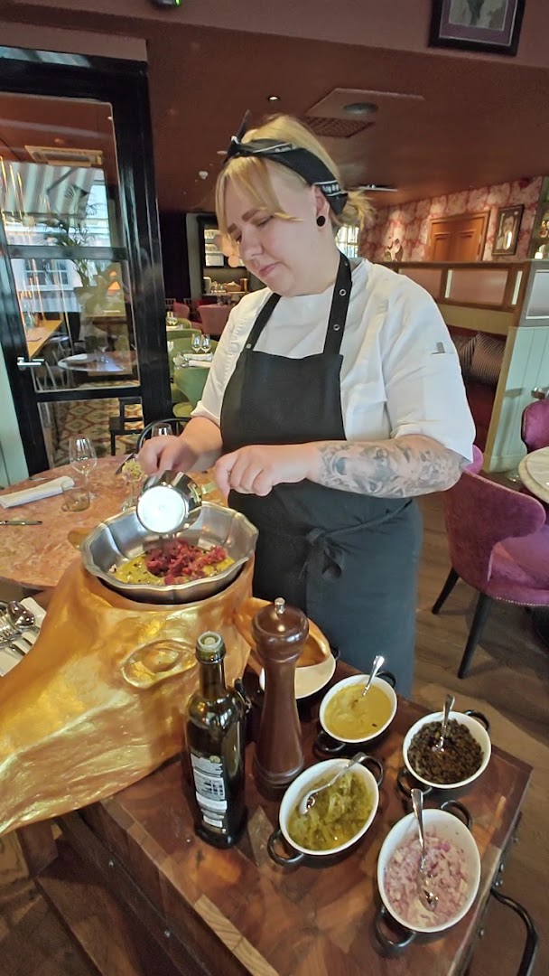 Brasserie Deux: professional chef preparing food