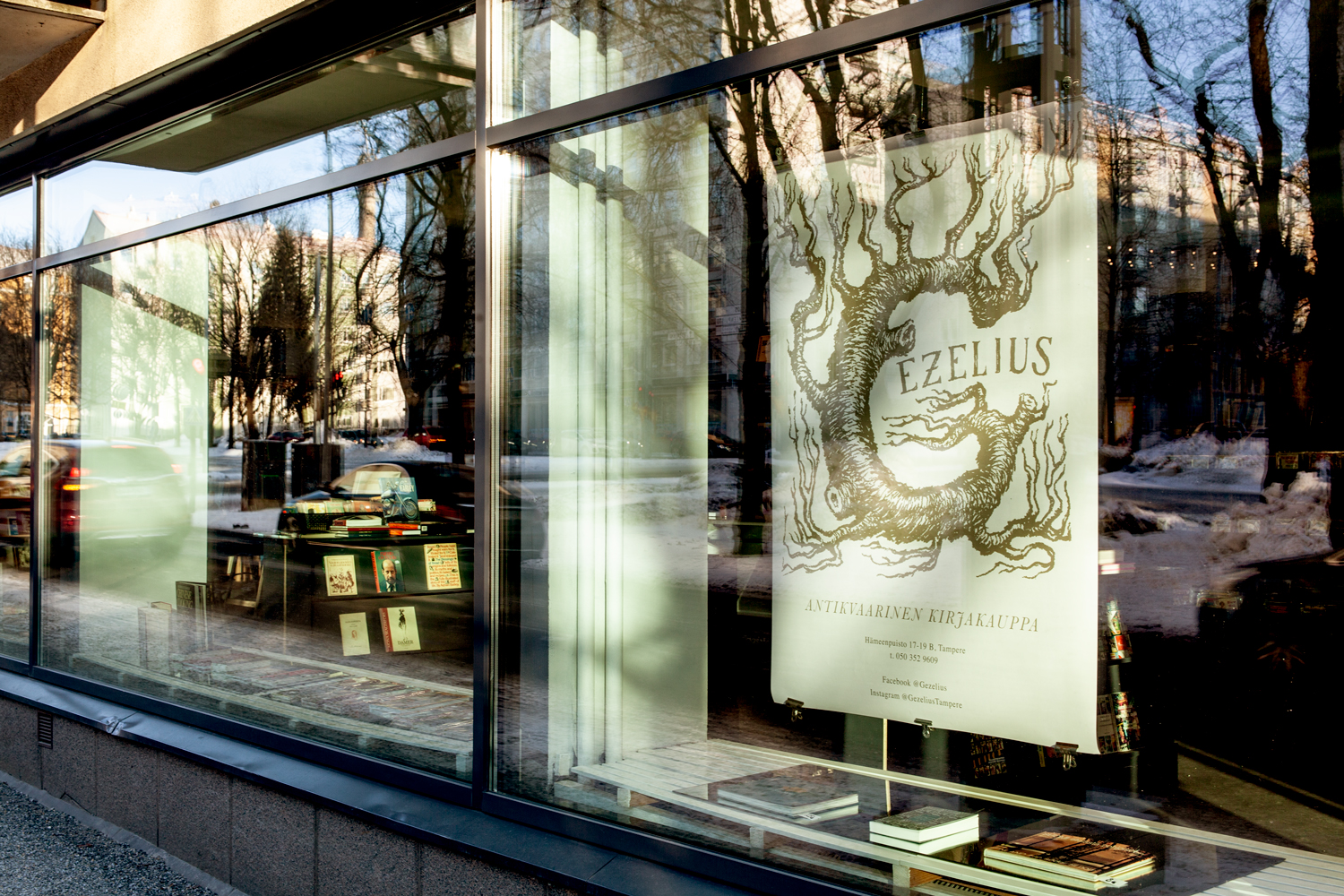 Gezelius: clear, professional storefront display photo