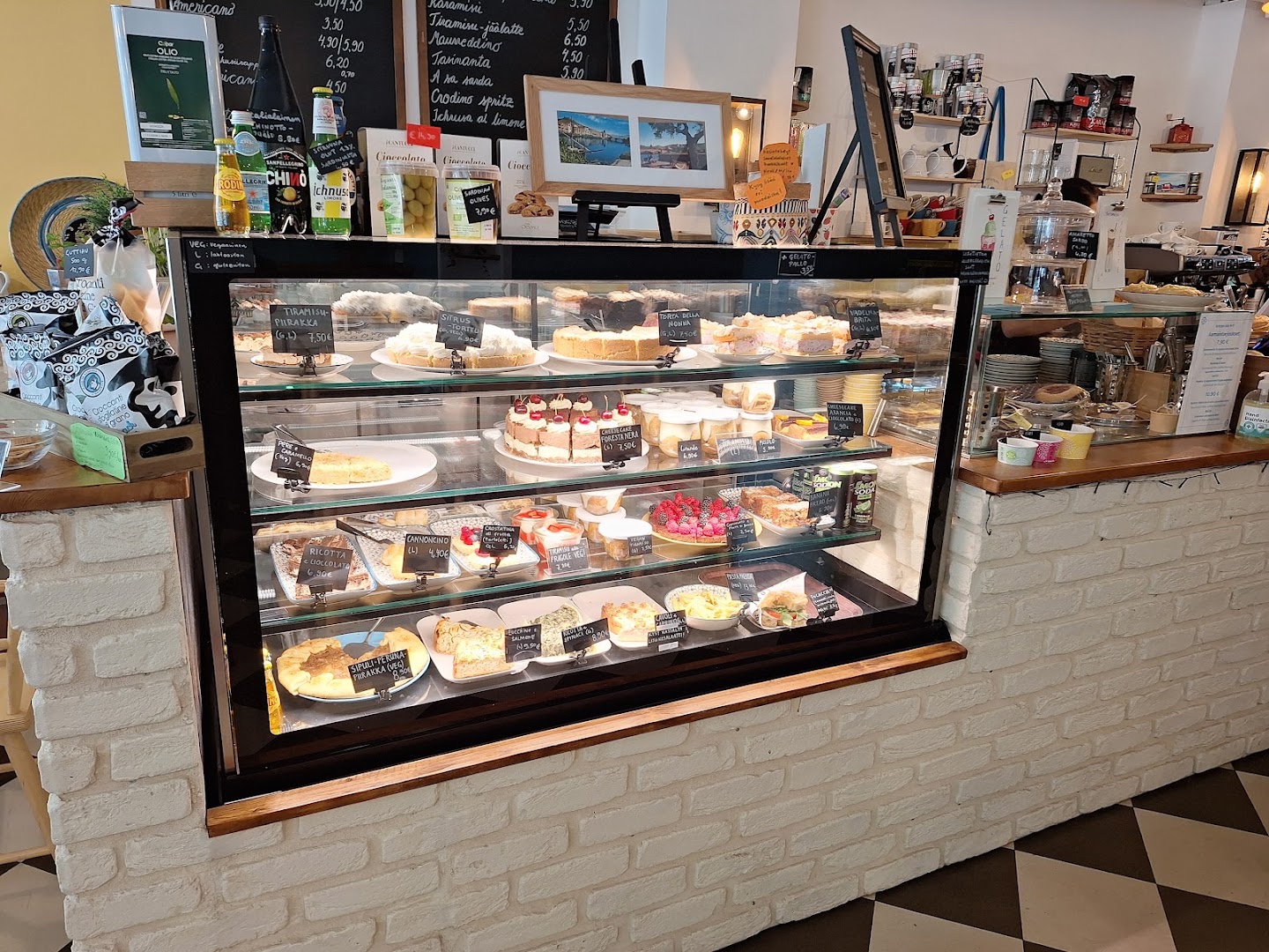 Karalis: clear display of food items