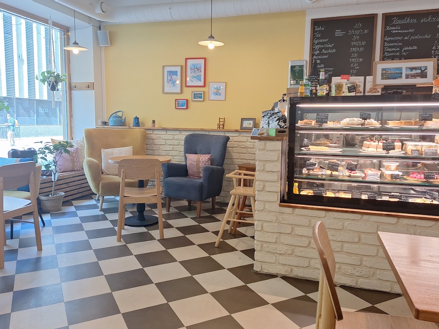 Karalis: clear, inviting interior atmosphere shot