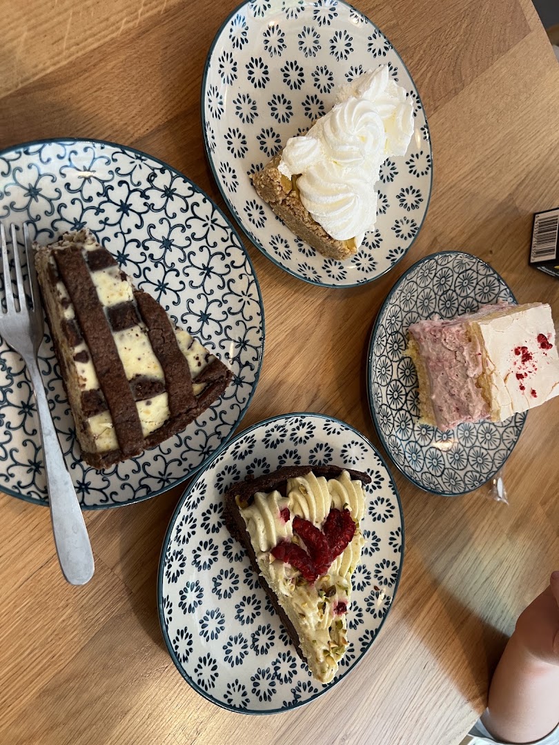 Karalis: appetizing photo of served desserts