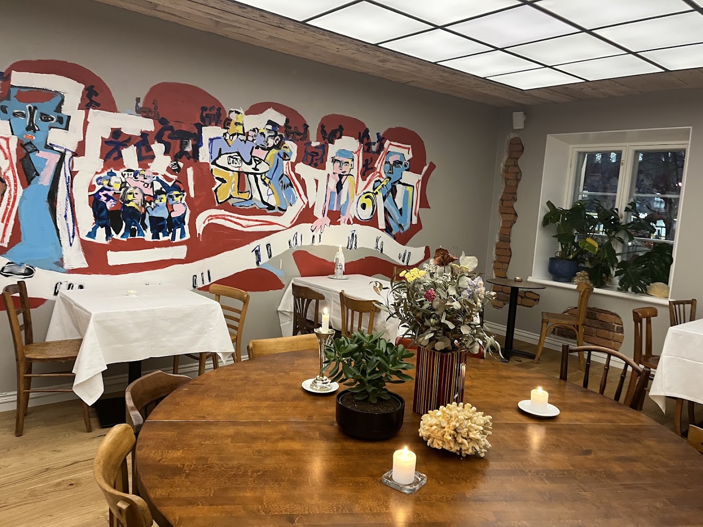 Madame: inviting restaurant interior atmosphere