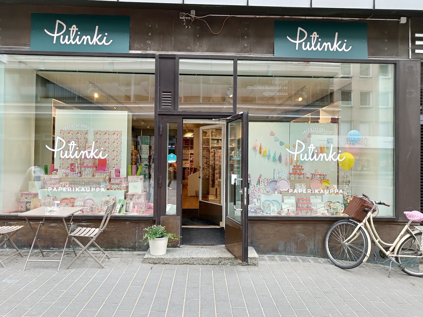 Putinki Tampere: clear storefront showing shop interior