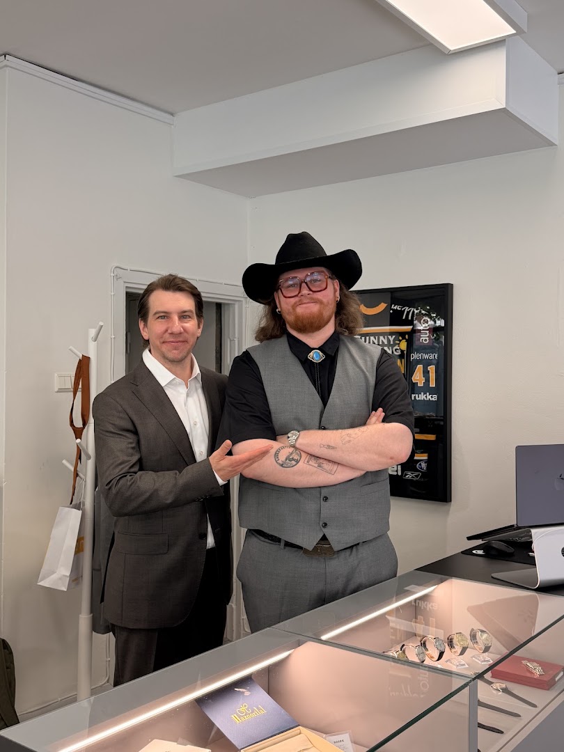 Tampereen Kello ja Kulta: professional staff photo in shop