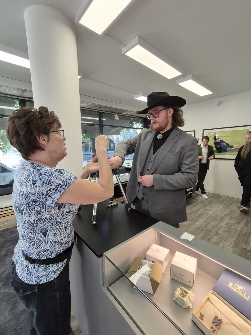 Tampereen Kello ja Kulta: staff assisting a customer
