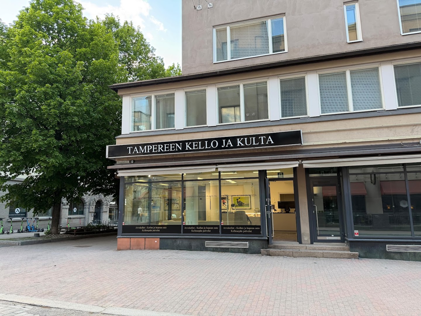 Tampereen Kello ja Kulta: clear storefront photo of shop