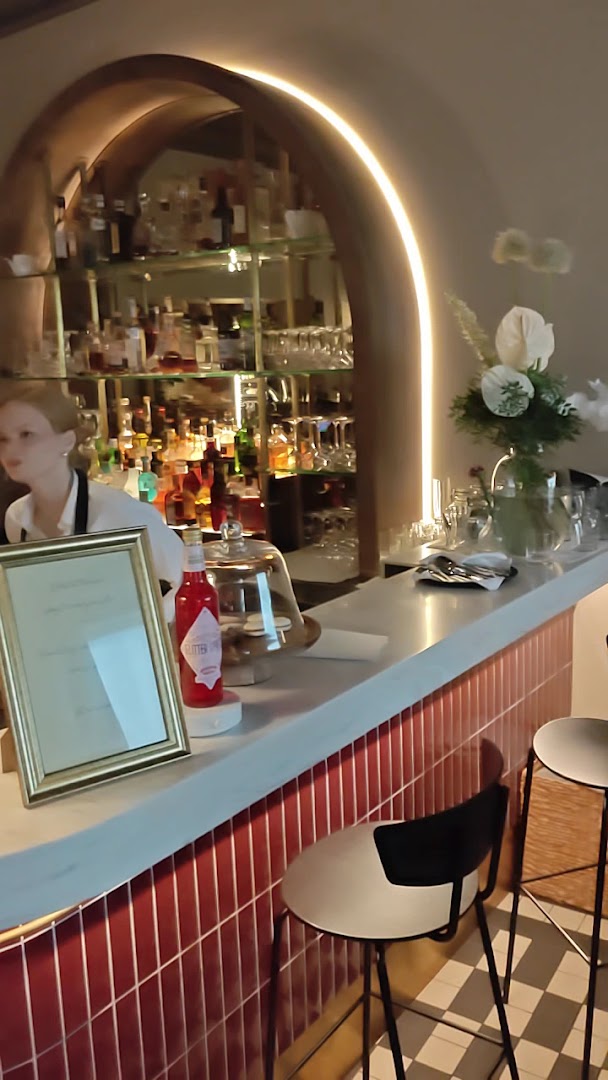 Brasserie Amelie: inviting and professional interior shot