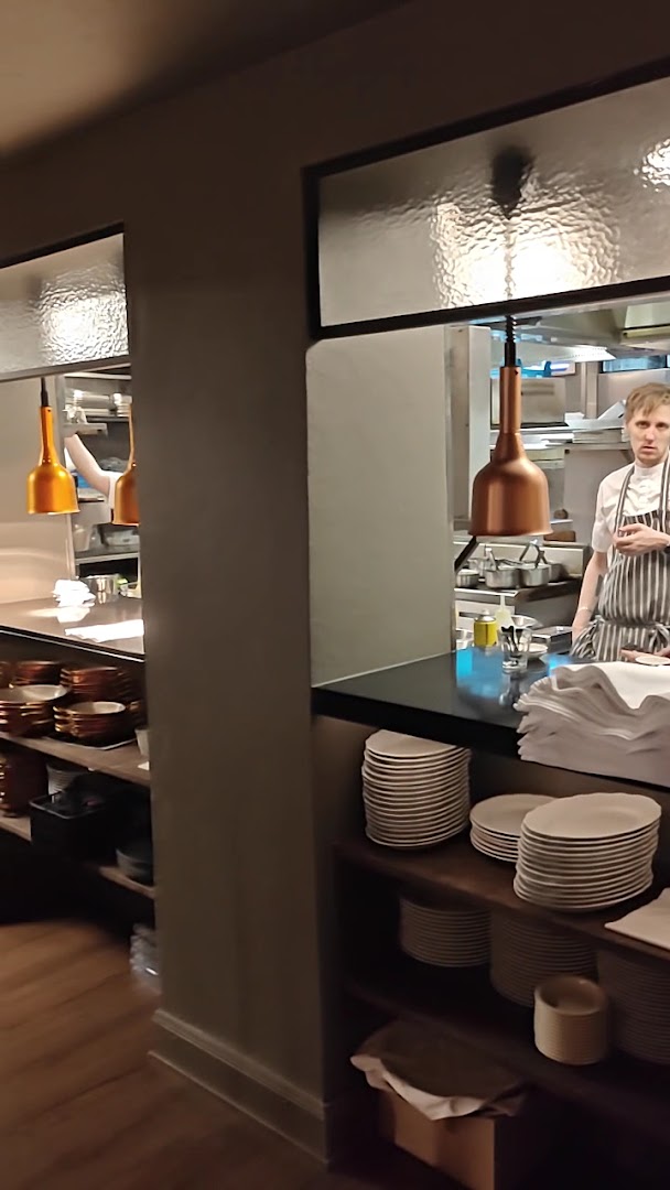 Brasserie Amelie: professional kitchen atmosphere shown