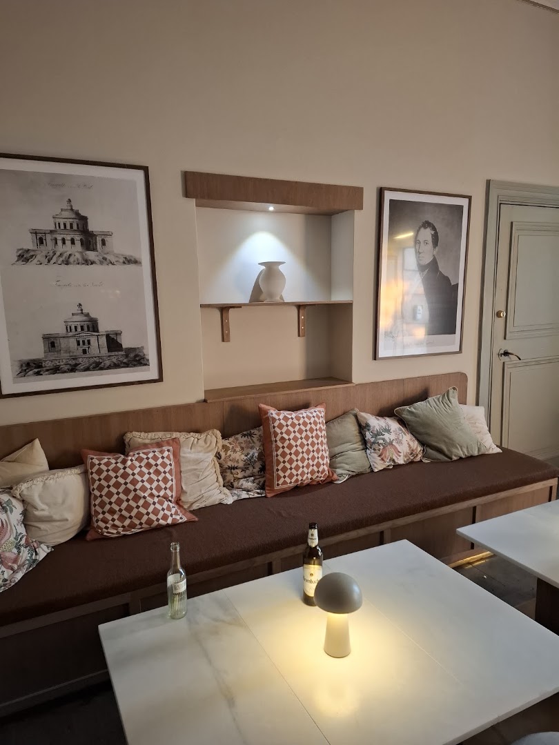 Cosma: clear, inviting interior atmosphere