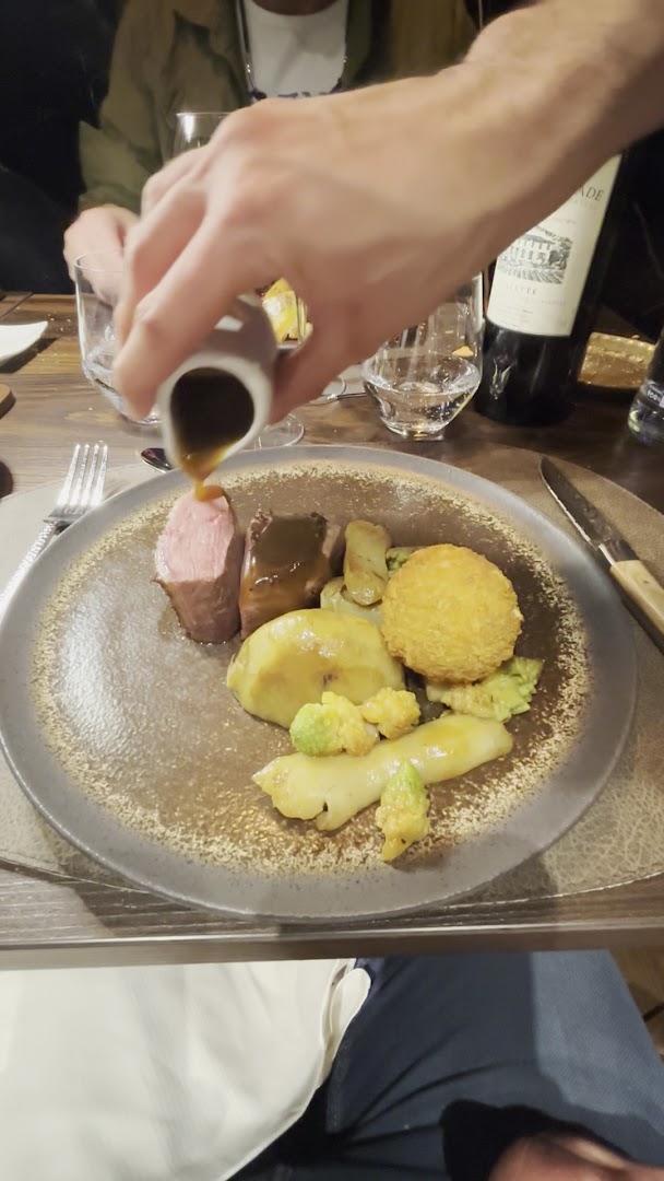 Aux Papillons: appetizing food presentation and action
