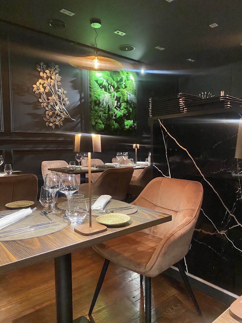 Aux Papillons: inviting and professional restaurant interior