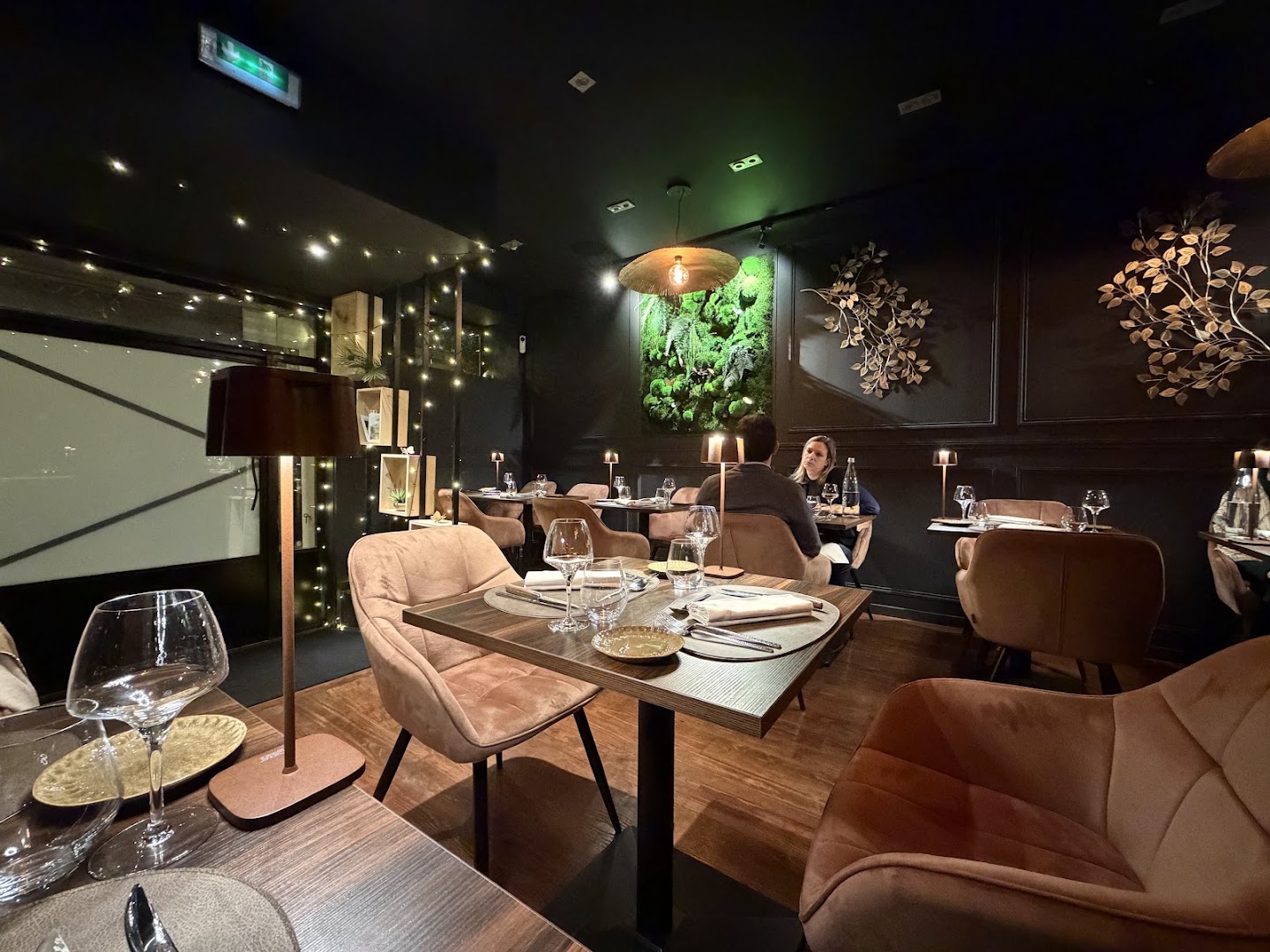 Aux Papillons: inviting and professional interior shot