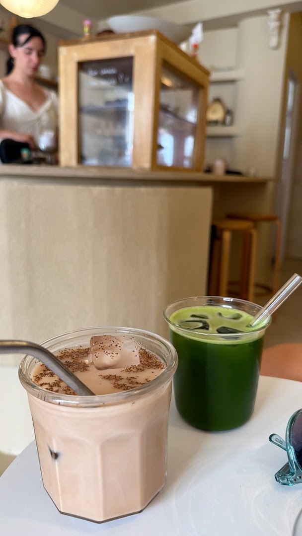 Café Adoré: clear, appealing shot of drinks