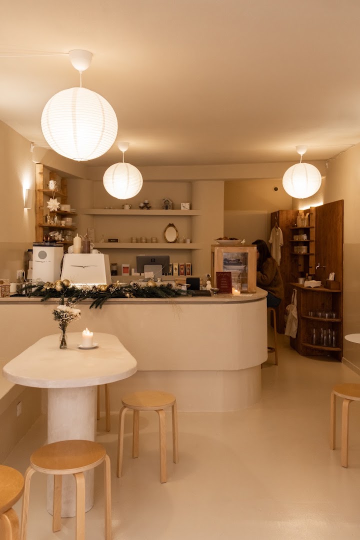 Café Adoré: inviting and professional interior shot