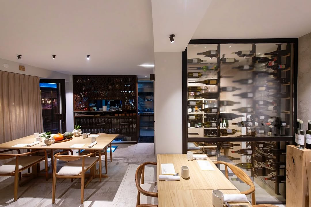 Étude: professional interior shot of restaurant
