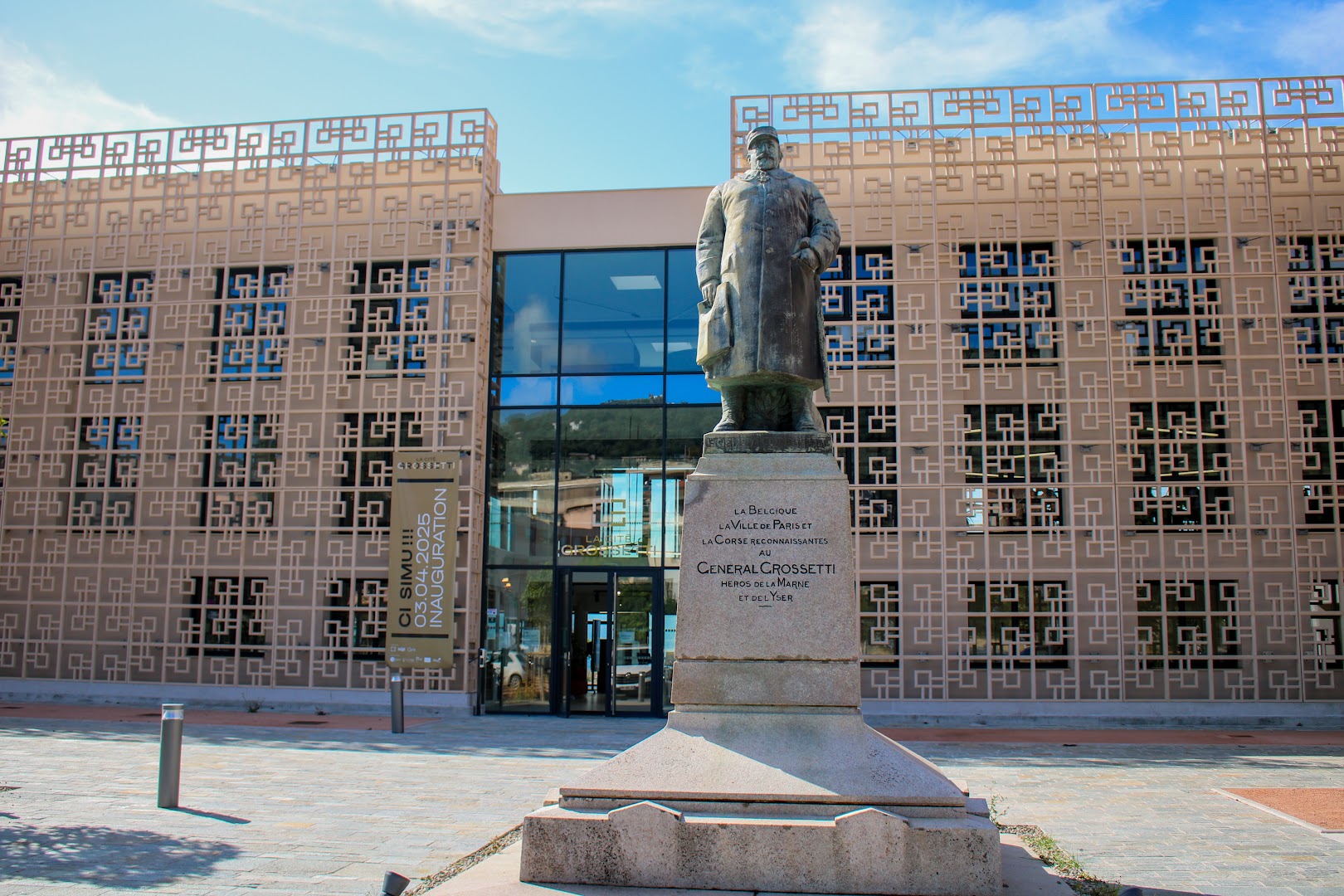 Cité Grossetti: clear exterior view of venue