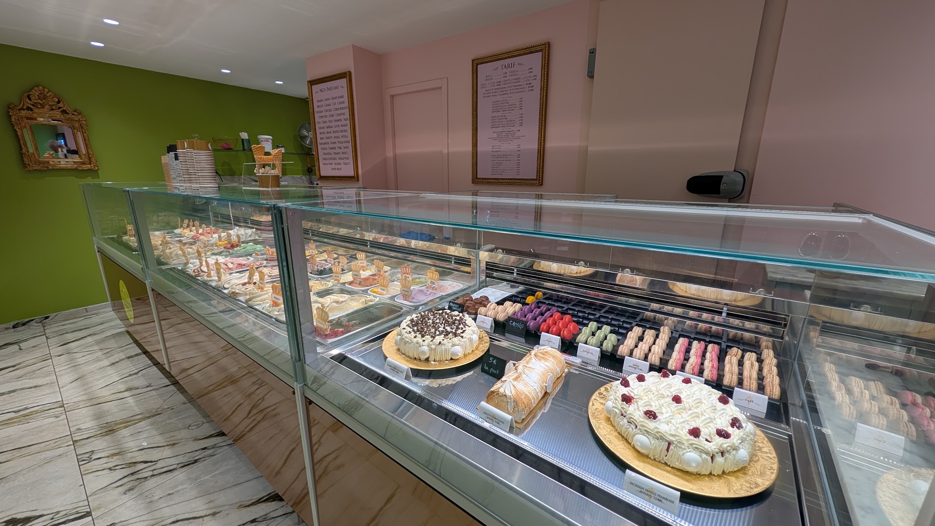 Gourmandises Impériales: clear display of appetizing products