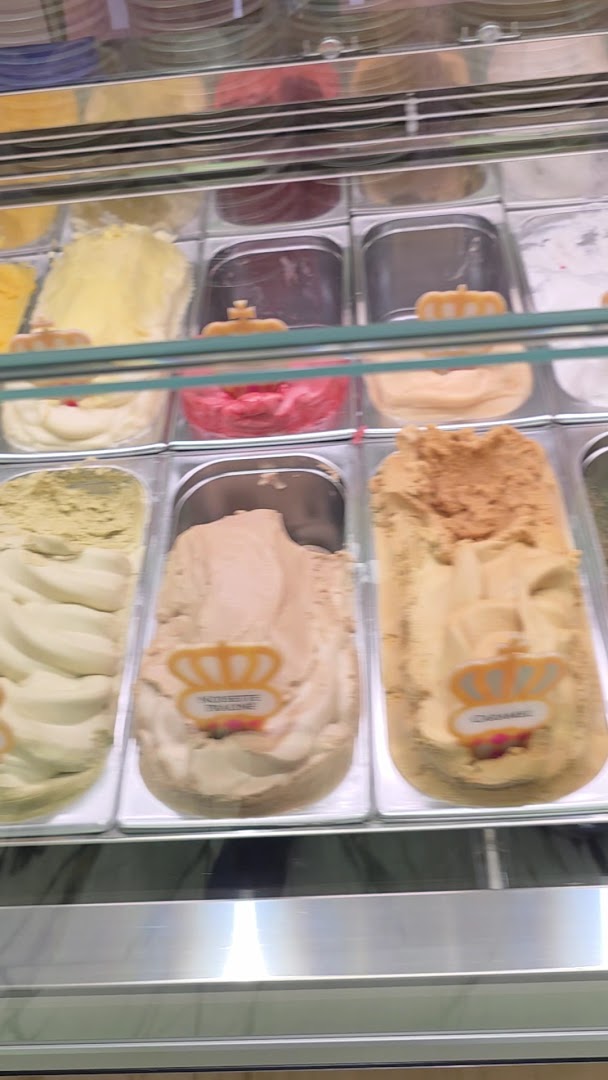 Gourmandises Impériales: appetizing display of ice cream