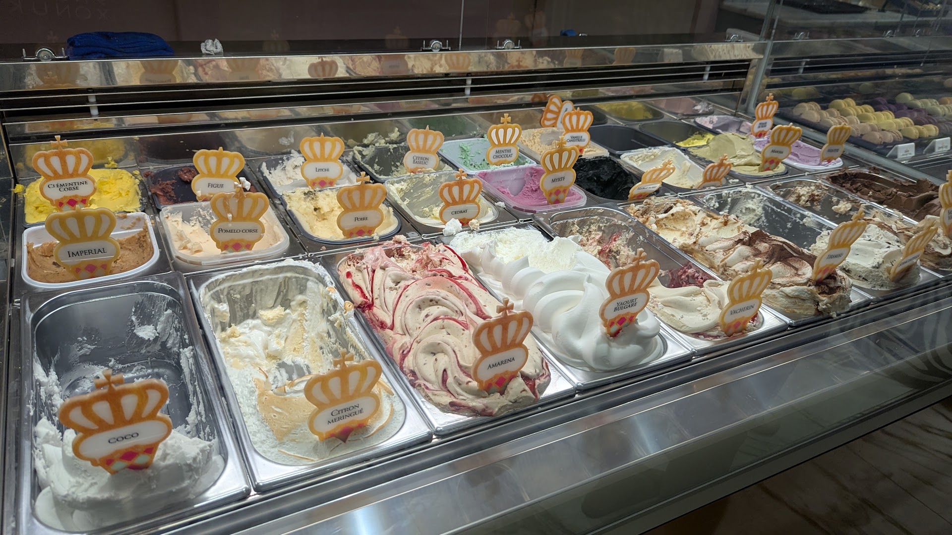 Gourmandises Impériales: appetizing display of ice cream