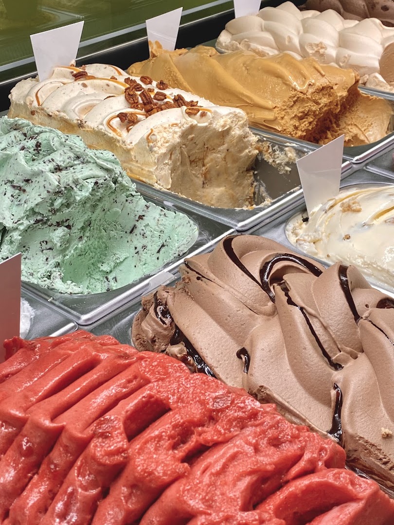 Gourmandises Impériales: appetizing display of fresh gelato
