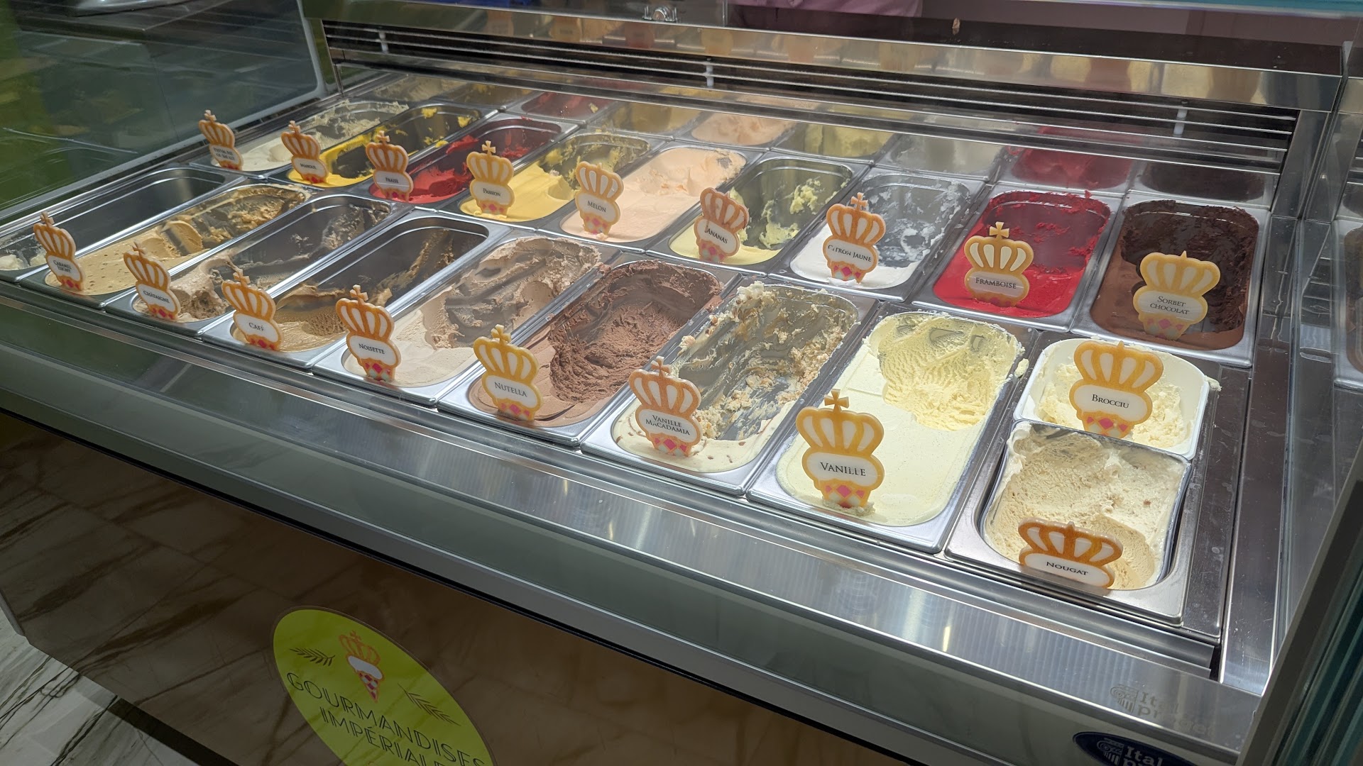 Gourmandises Impériales: appetizing display of ice cream