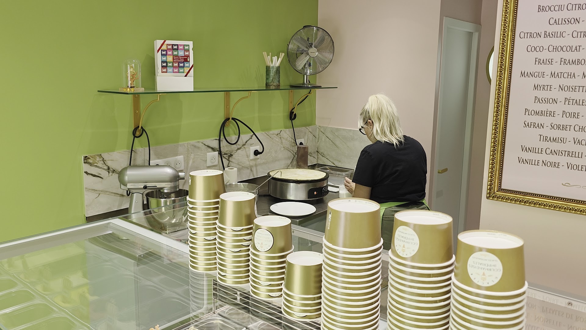 Gourmandises Impériales: staff preparing fresh food