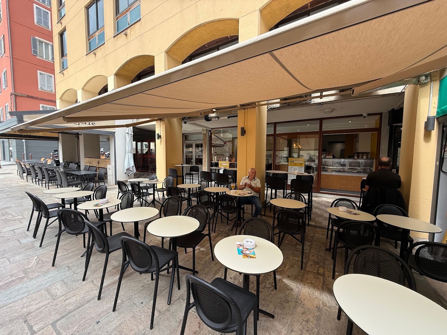 La Fabrique Givrée: clear view of venue terrace