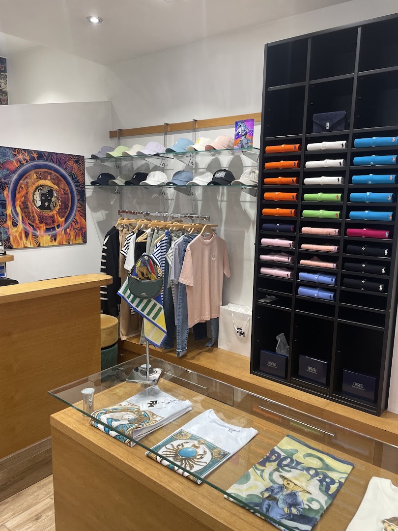 Rosa Maria: clear display of shop products