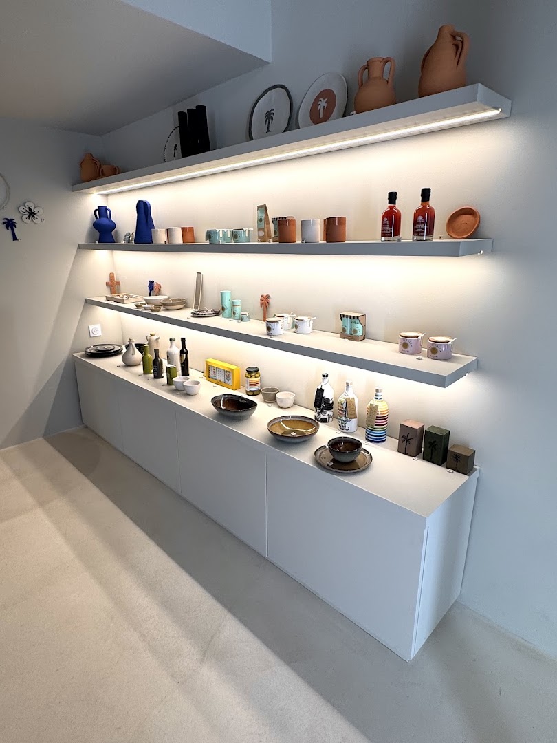 Sempre Capo di Feno: clean display of shop products