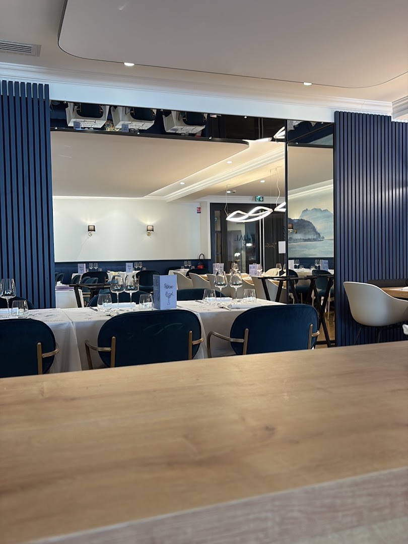 Bleu Impérial: clear, professional shot of interior