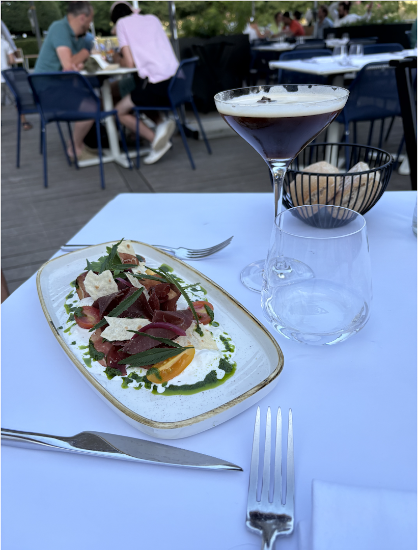 Bleu Impérial: appetizing food and drink presentation