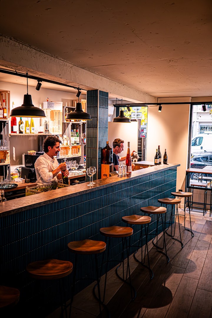 Le Cellier: high quality interior bar shot