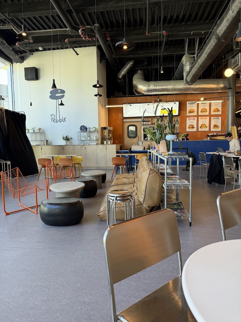 Pebble Burger: clear shot of restaurant interior