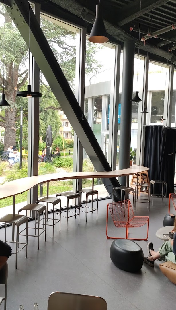 Pebble Burger: clear shot of restaurant interior