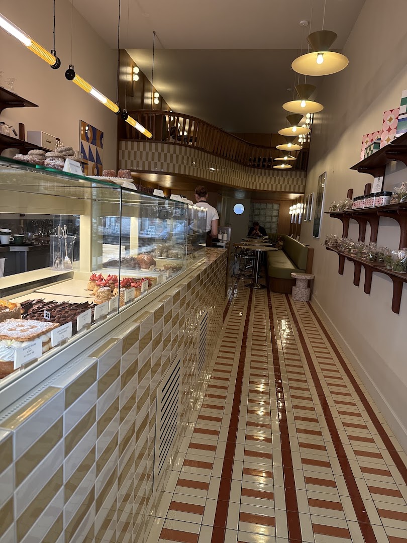 Sébastien Vauxion Pâtisserie & Café: clear, inviting interior atmosphere