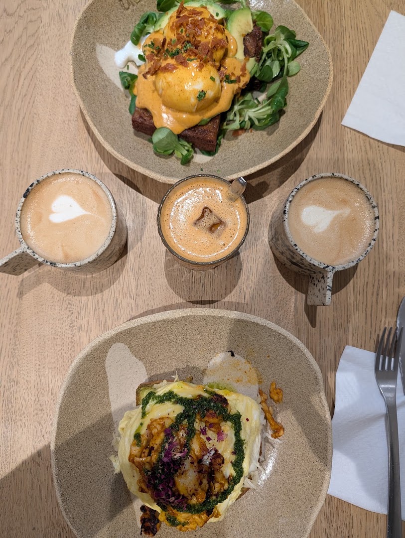 Ummi mon amour: appetizing, high-quality brunch food photo