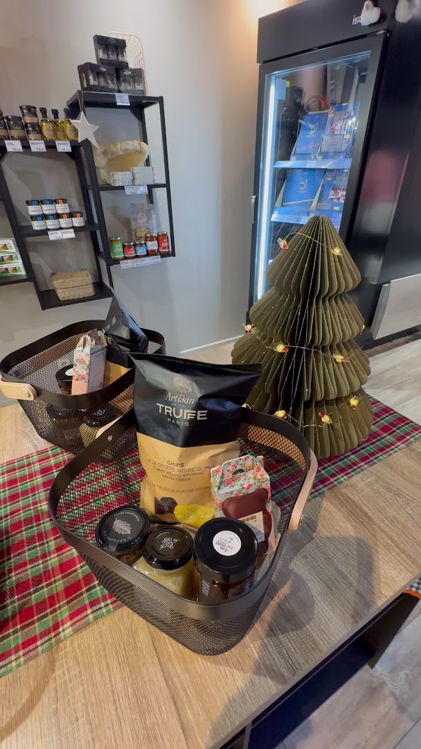 Bon Appétit: clear display of shop products