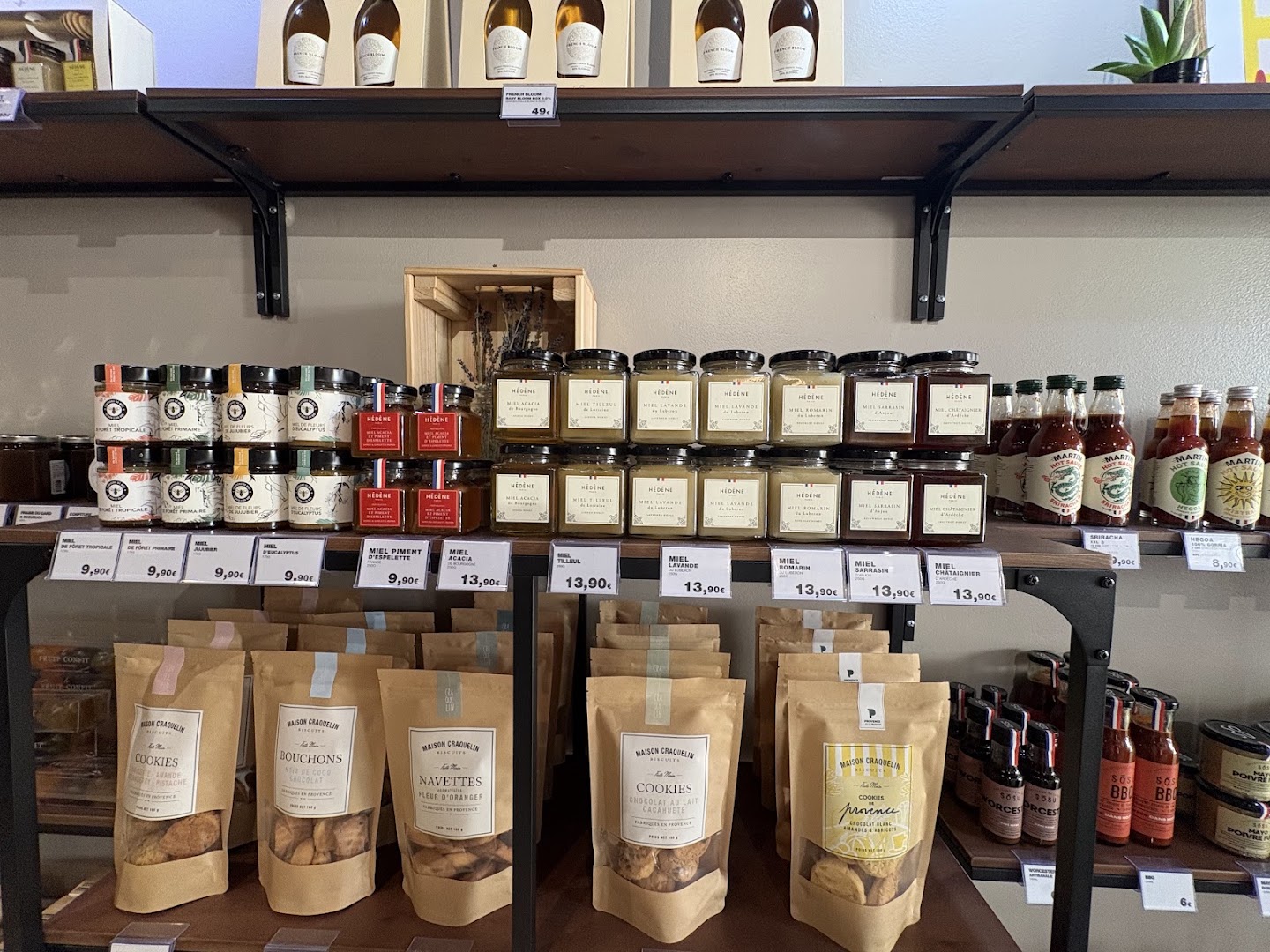 Bon Appétit: clear display of shop products