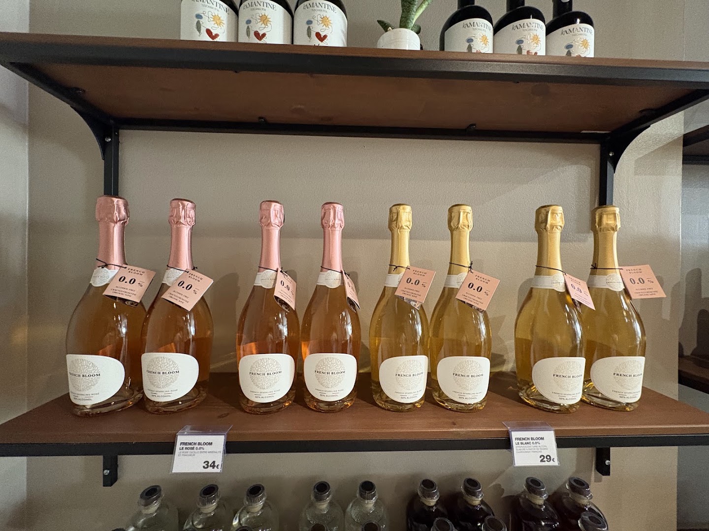 Bon Appétit: clear display of shop products